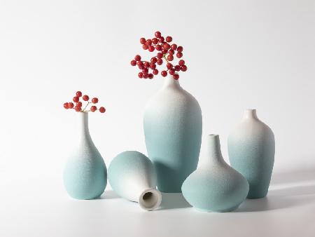 Rote Johannisbeeren und Vasen