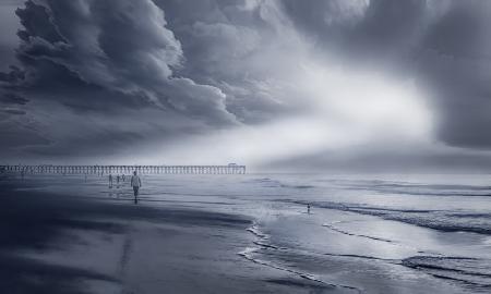 Nebliger Strand unter der Sonne