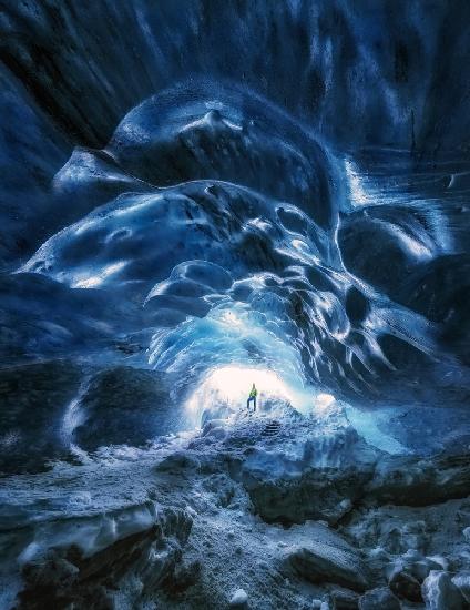 Mann in der Eishöhle
