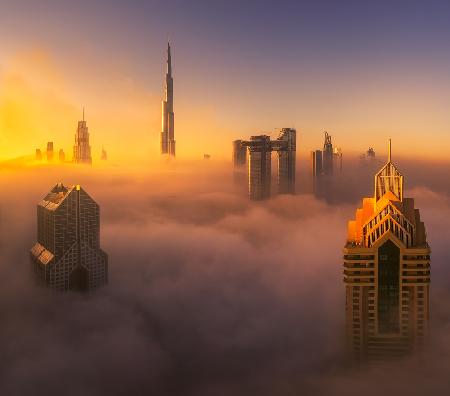 Nebeliger Sonnenaufgang in Dubai in der Stadt A738873