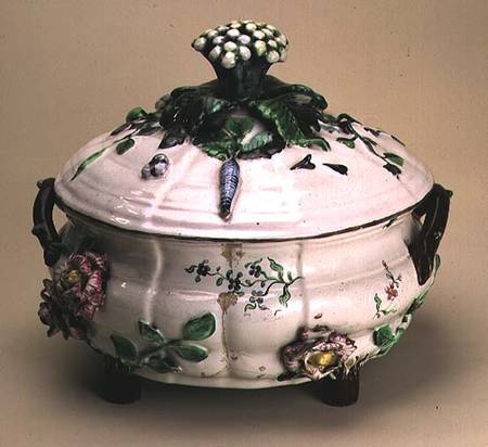 Covered tureen, decorated with applied ornament of flowers and vegetables von Johan Ludwig Eberhard Ehrenreich