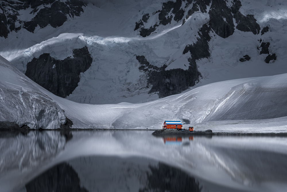 Ein Rotes Haus am Antarktis-Gletscher von John-Mei Zhong
