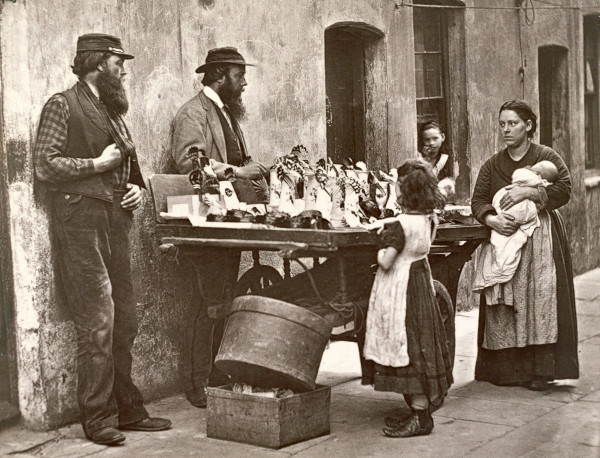 Dealer in Fancy Ware, 1876-77 (woodburytype)  von John Thomson