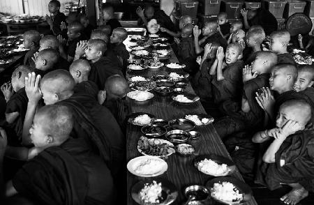 Beten vor dem Essen der Novizenmönche