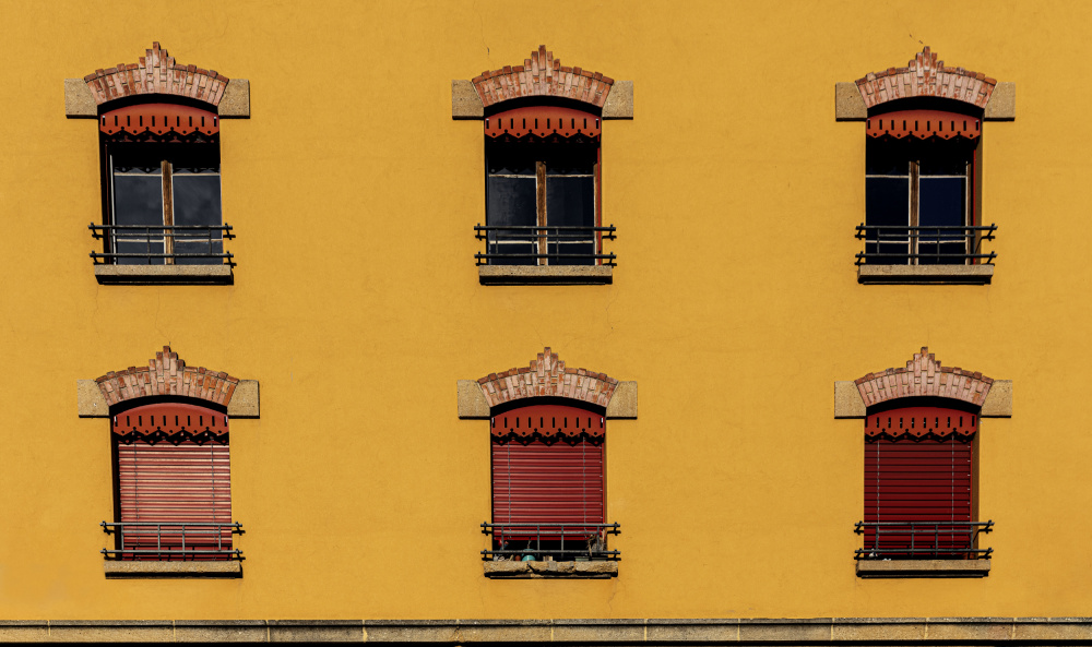 Symmetrische Fenster auf einem warmen Hintergrund von Jois Domont ( J.L.G.)