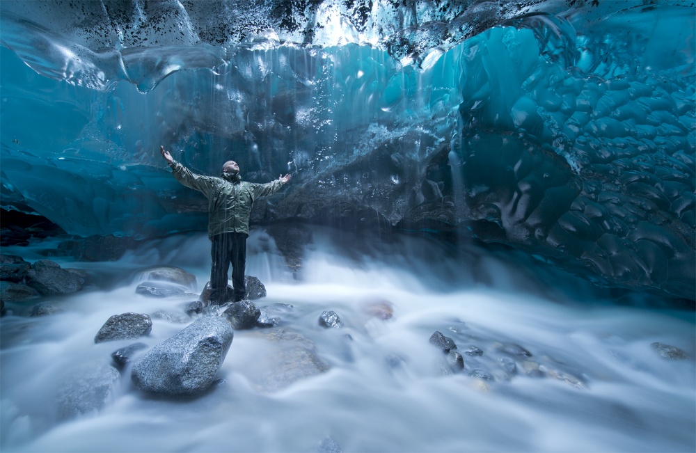 Selbstporträt unter einem Gletscher von Jonathan Tucker