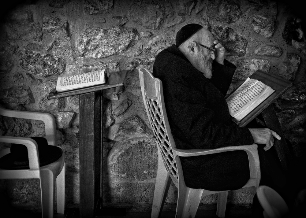Ein heiliges Buch lesen (Jerusalem,Israel). von Joxe Inazio Kuesta Garmendia