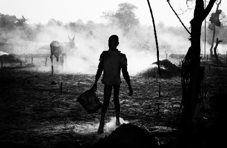 Eine Szene aus dem Leben in einem Rinderlager in Mundari – Südsudan