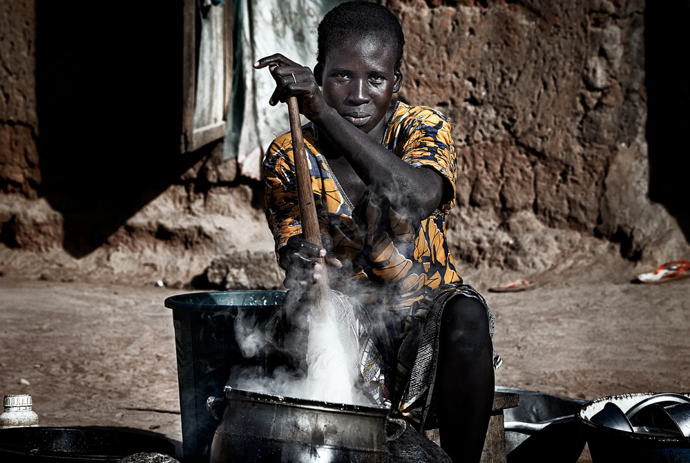 Essen für ihre Kinder zubereiten – Benin von Joxe Inazio Kuesta Garmendia