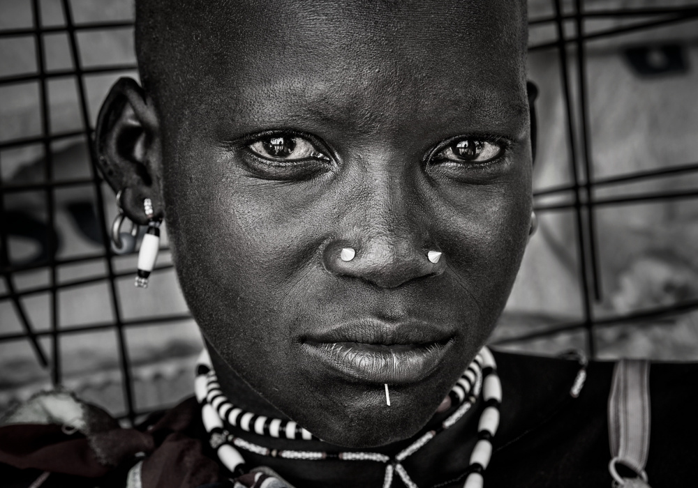 Frau aus dem Larim-Stamm – Südsudan von Joxe Inazio Kuesta Garmendia
