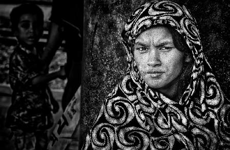 Frau wartet an einem Bahnsteig - Dhaka