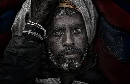 Indischer Mann im Kumbh Mela - Prayagraj - Indien