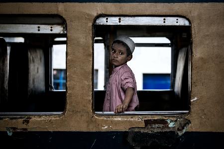 Junge allein in einem Zugwaggon – Bangladesch