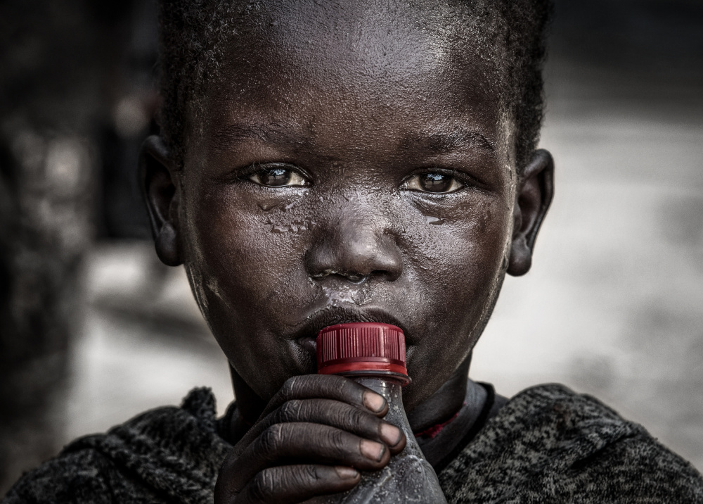 Kind mit einer Flasche - Südsudan von Joxe Inazio Kuesta Garmendia