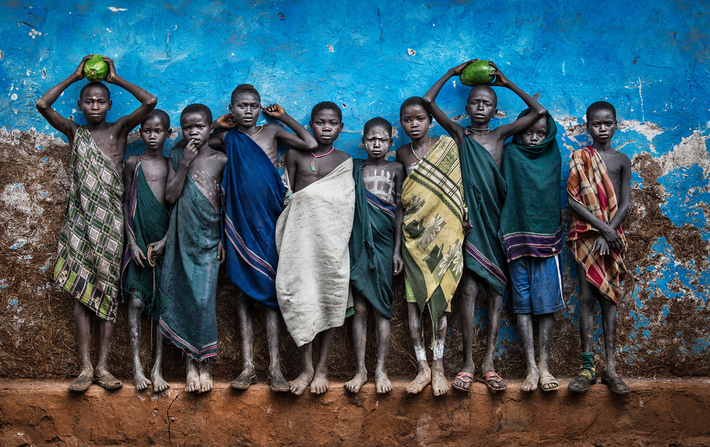 Kinder des Surma-Stammes posieren für das Foto – Äthiopien von Joxe Inazio Kuesta Garmendia