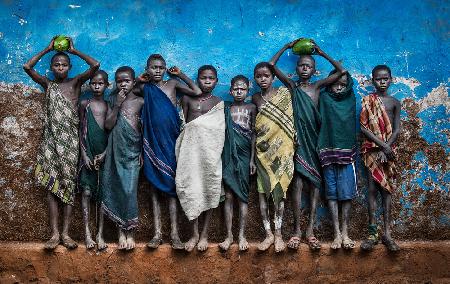 Kinder des Surma-Stammes posieren für das Foto – Äthiopien