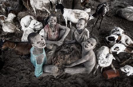 Kinder in einem Mundari-Rinderlager.