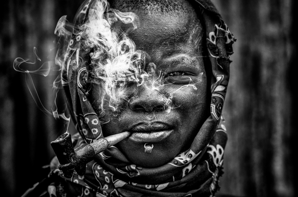 Laarim-Frau raucht – Südsudan von Joxe Inazio Kuesta Garmendia