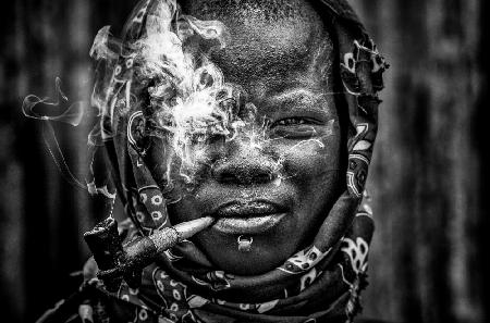 Laarim-Frau raucht – Südsudan