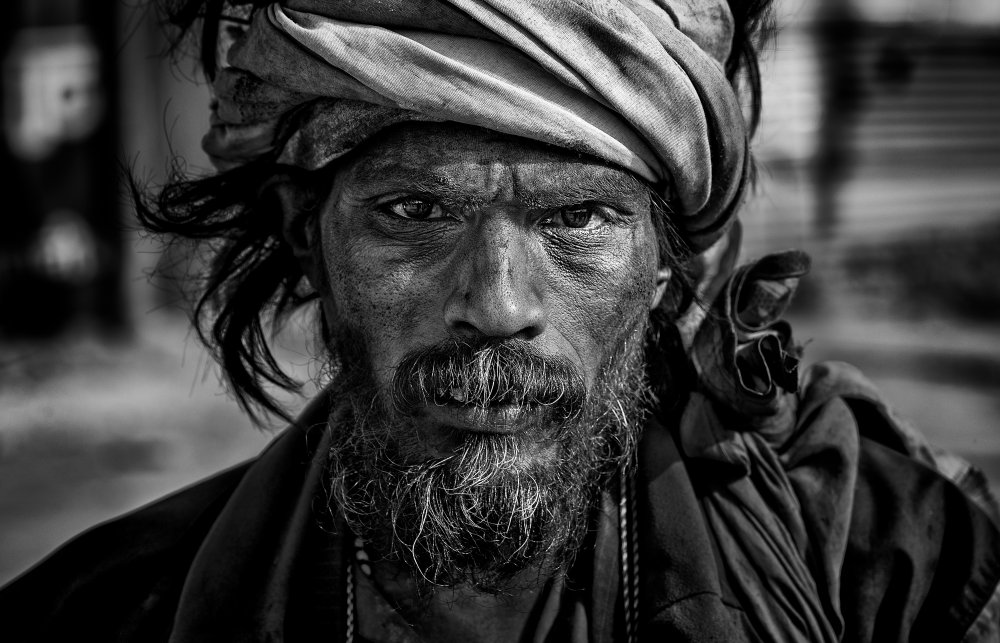 Mann im Kumbh Mela in Prayagraj - Indien von Joxe Inazio Kuesta Garmendia