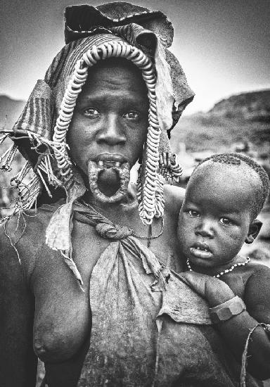 Mursi-Frau mit ihrem Kind (Omo-Tal - Äthiopien)