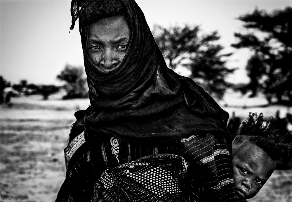 Mutter und ihr Kind beim Gerewol-Festival – Niger von Joxe Inazio Kuesta Garmendia