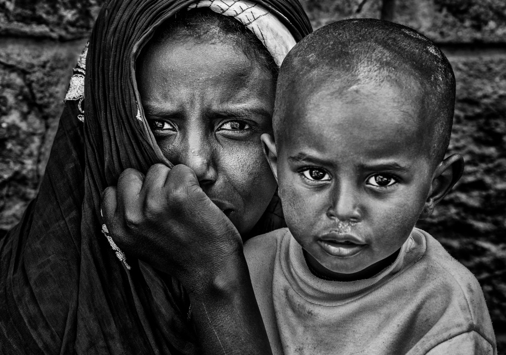 Obdachlose Frau und ihr Kind in den Straßen von Addis Abbaba von Joxe Inazio Kuesta Garmendia