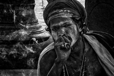 Rauchen eines Chilum beim Maha Shivaratri Festival im Pashupatinath-Tempel – Kathmandu-Nepal