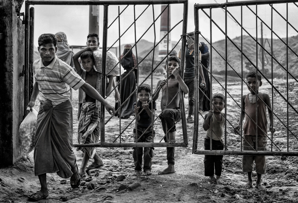 Rohingya-Flüchtlinge gehen durch die Zäune – Bangladesch von Joxe Inazio Kuesta Garmendia
