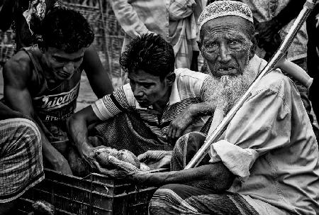 Rohingya-Flüchtlinge kaufen Mangos – Bangladesch