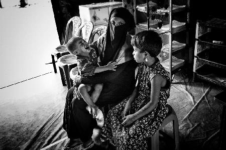 Rohingya-Flüchtlingsfrau mit ihrem Kind in einem medizinischen Lager – Bangladesch