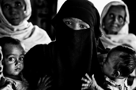 Rohingya-Flüchtlingsfrau mit ihren Kindern – Bangladesch