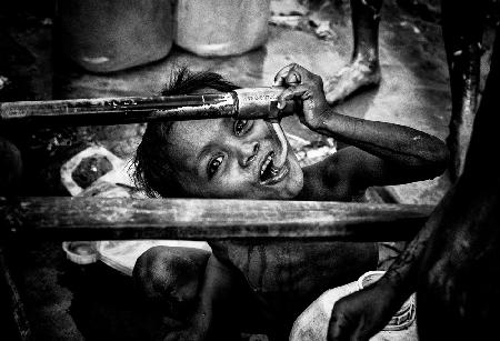 Rohingya-Flüchtlingskind trinkt Wasser aus einem Wasserhahn – Bangladesch