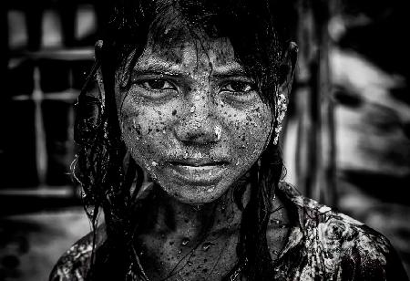 Rohingya-Flüchtlingsmädchen erfrischt sich von der Hitze – Bangladesch