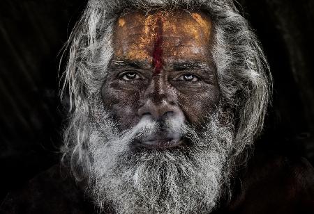 Sadhu stößt den Rauch durch die Nase aus – Prayagraj – Indien