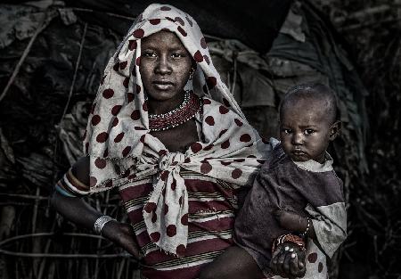 Samburu-Stammesfrau und ihr Kind – Kenia