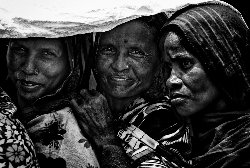 Schlange stehen,um etwas Reis zu erhalten – III – Bangladesch von Joxe Inazio Kuesta Garmendia