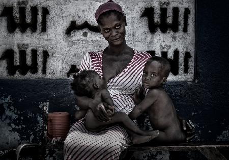 Stillt ihre Kinder auf den Straßen von Acrra – Ghana