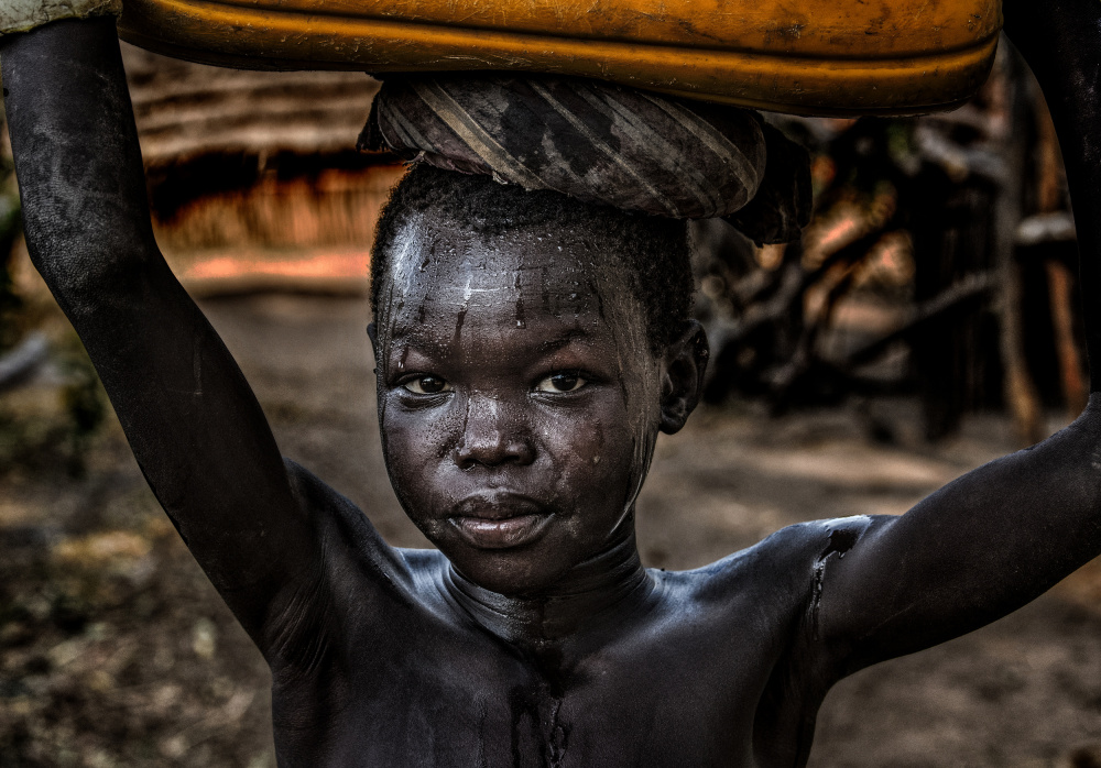 Südsudanesisches Kind,das einen Wasserbehälter trägt von Joxe Inazio Kuesta Garmendia