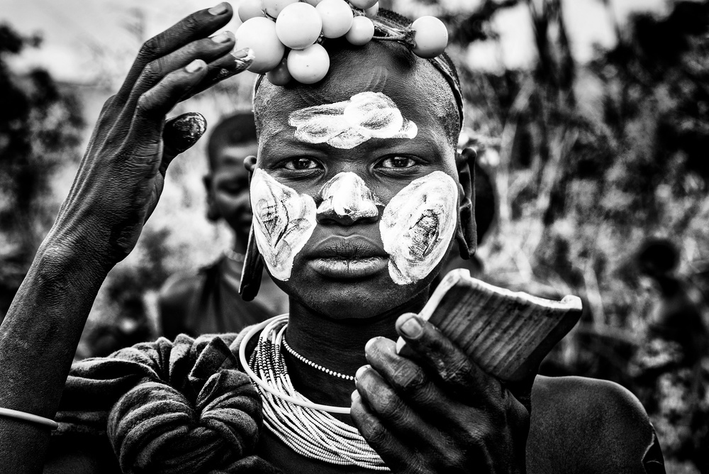 Surma-Frau bemalt ihr Gesicht - Äthiopien von Joxe Inazio Kuesta Garmendia