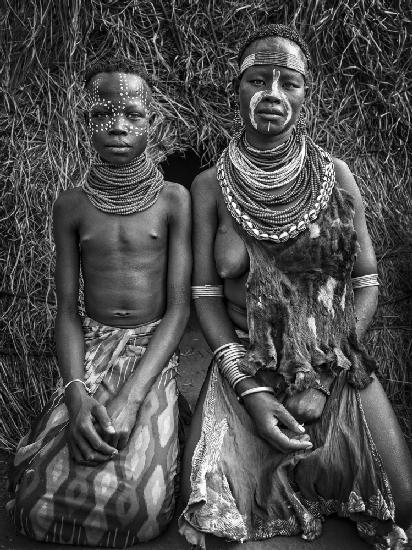 Zwei Karo-Stammmädchen (Omo-Tal-Äthiopien)