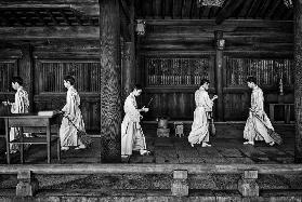 The going and the being back of a monk in the sweeping of the temple (Tokio)