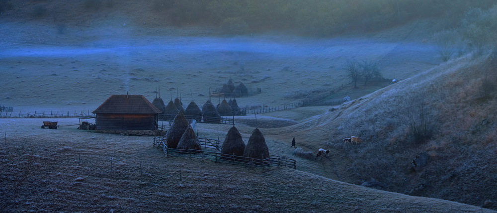 Dorf am frühen Morgen von Julien Oncete