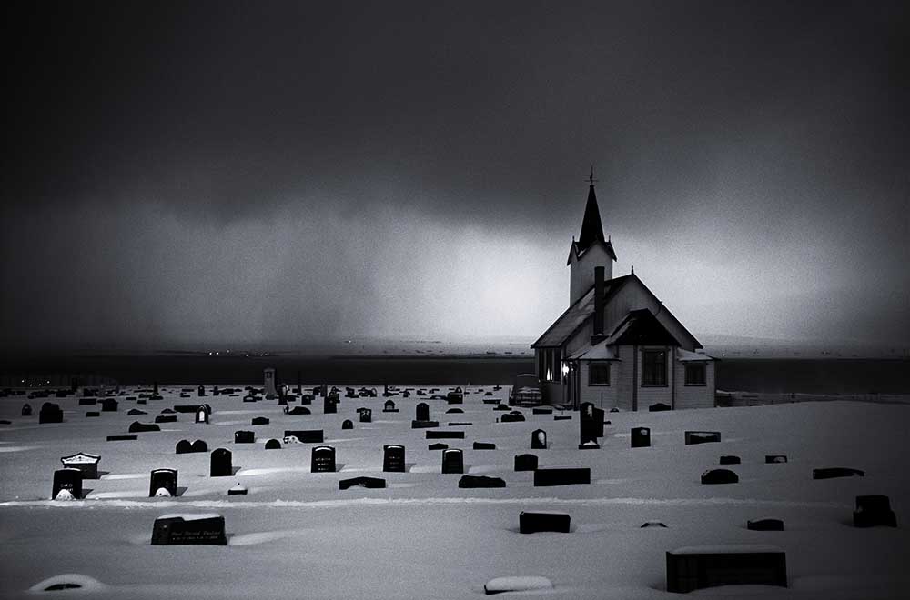 Weiße Kapelle vor dem Sturm von Julien Oncete