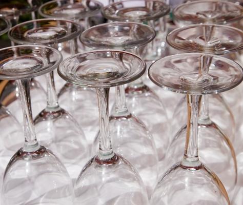 Wine glasses in restaurant von Ken Welsh