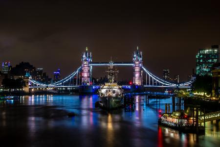 Die Tower Bridge London bei Nacht
