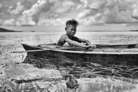 Junge in einem Kanu