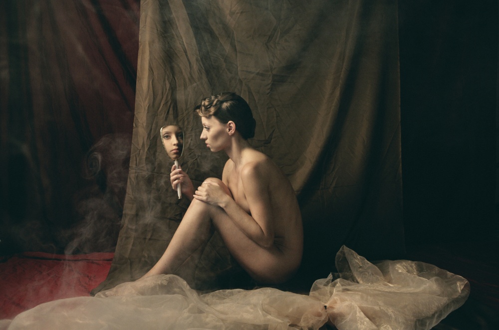 Maria mit Spiegel II von Kiril Stanoev