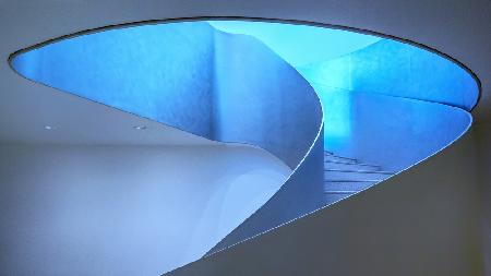 Treppe zum blauen Licht