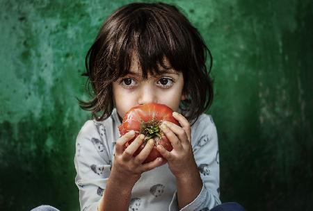 Das Kind mit Tomate
